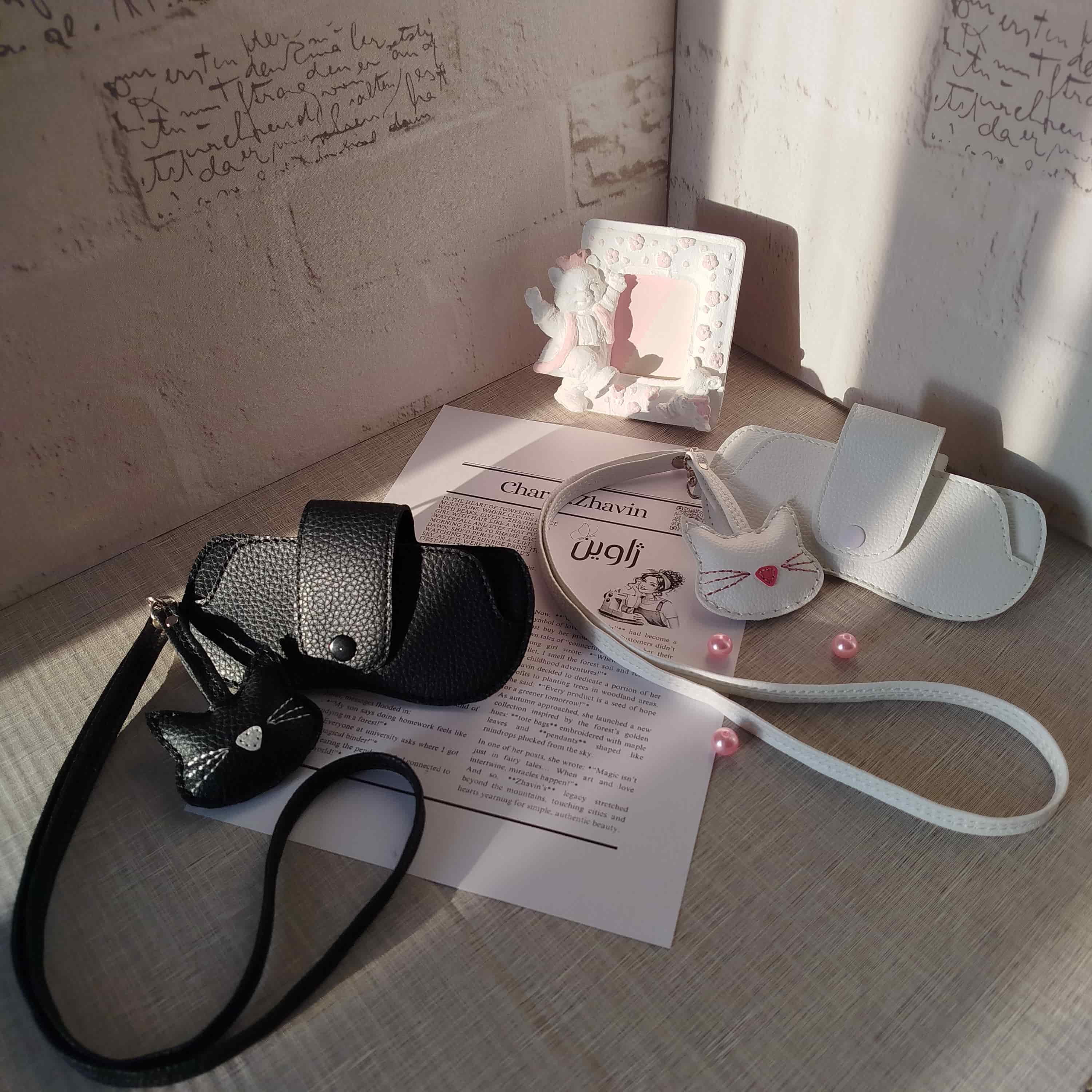 کیف عینک جاکارتی دار گربه با بند بلند گردنی